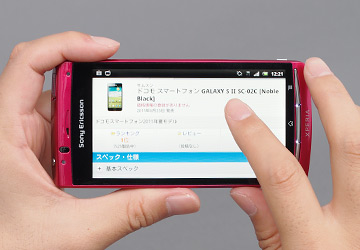 タッチパネルで操作するスマートフォン